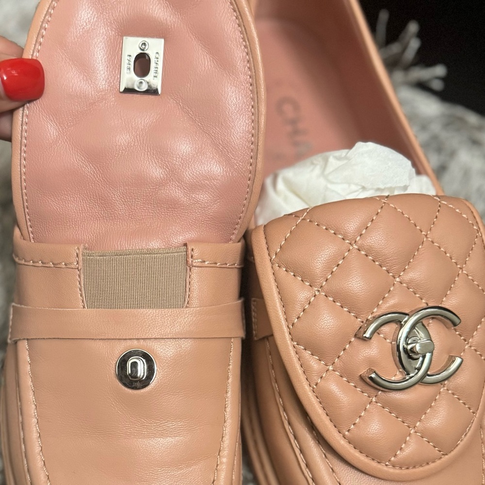 CHANEL Pink Leather Turnlock Loafers size 8.5 US (New in box) - Picture 10 of 15